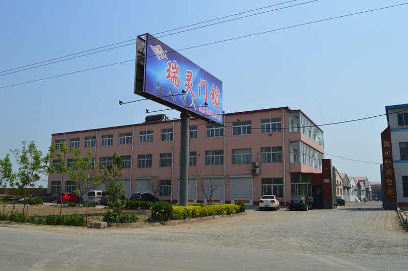 塑鋼配件——傳動器，塑鋼執(zhí)手，塑鋼合頁，角部鉸鏈，復(fù)合膠條
